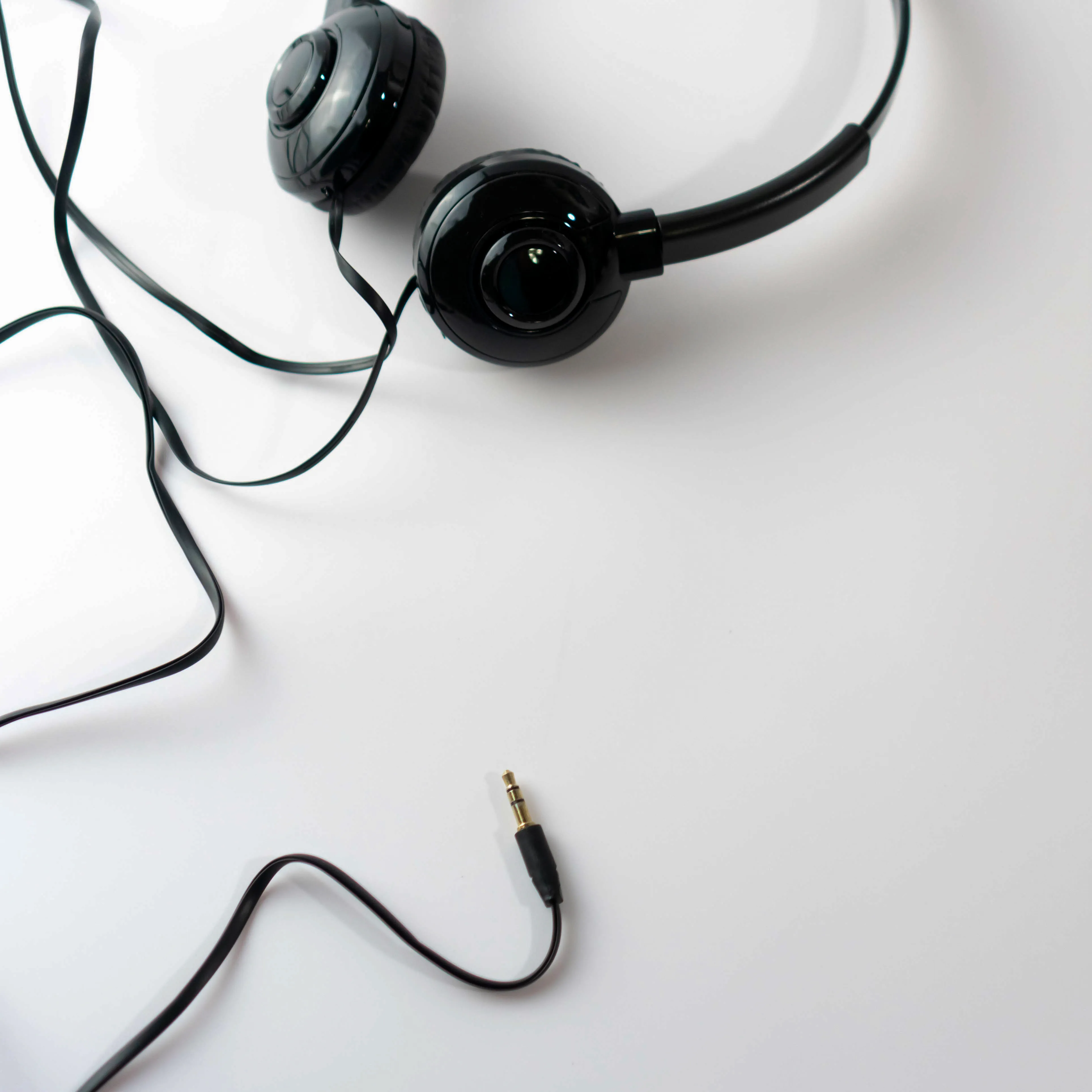 Headphone preto sobre fundo claro representando uso de batidas binaurais